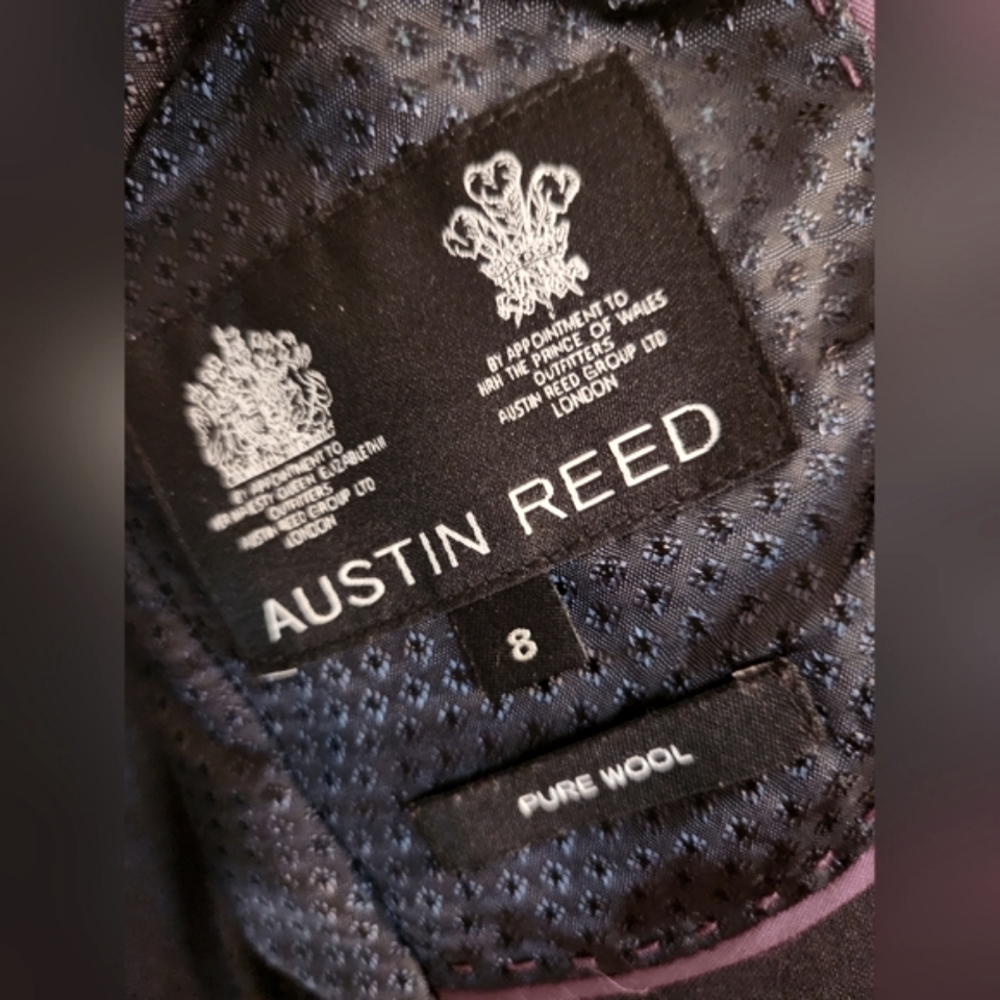 Austin Reed 100% Wool Navy Suit in Excellent Condition - Picture 5 of 8